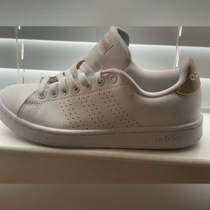 Adidas cloud sneaker size 7